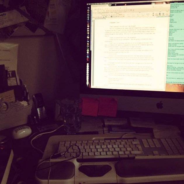 E.L. James insinua que podría estar escribiendo de nuevo